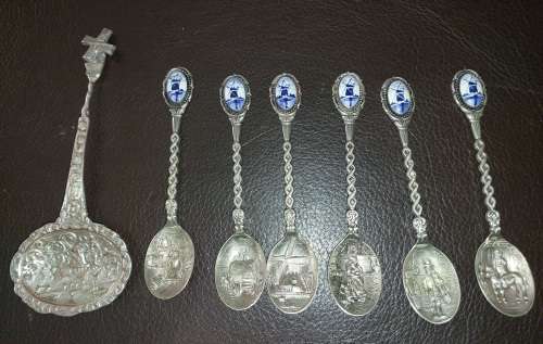 A SET OF VINTAGE DELF COLLECTORS TEASPOON SET SOLD AS IS