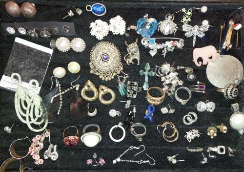A BULK VINTAGE AND ANTIQUE JOBLT RINGS, BROOCHES , PENDANTS AND BADGES SOLD AS IS