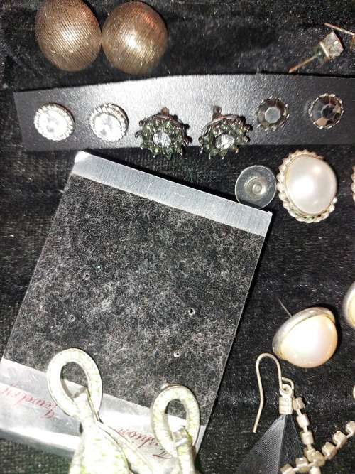 A BULK VINTAGE AND ANTIQUE JOBLT RINGS, BROOCHES , PENDANTS AND BADGES SOLD AS IS