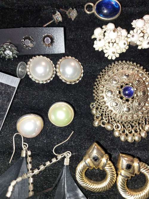 A BULK VINTAGE AND ANTIQUE JOBLT RINGS, BROOCHES , PENDANTS AND BADGES SOLD AS IS