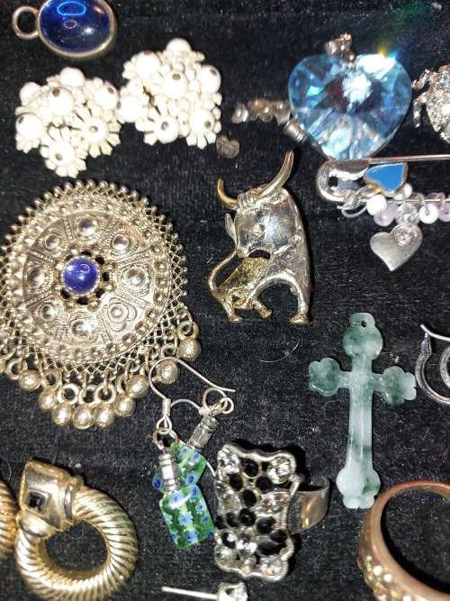 A BULK VINTAGE AND ANTIQUE JOBLT RINGS, BROOCHES , PENDANTS AND BADGES SOLD AS IS