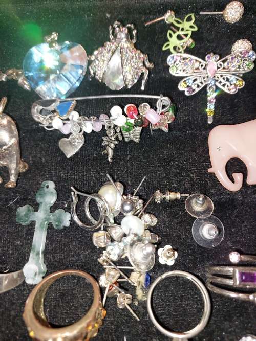 A BULK VINTAGE AND ANTIQUE JOBLT RINGS, BROOCHES , PENDANTS AND BADGES SOLD AS IS