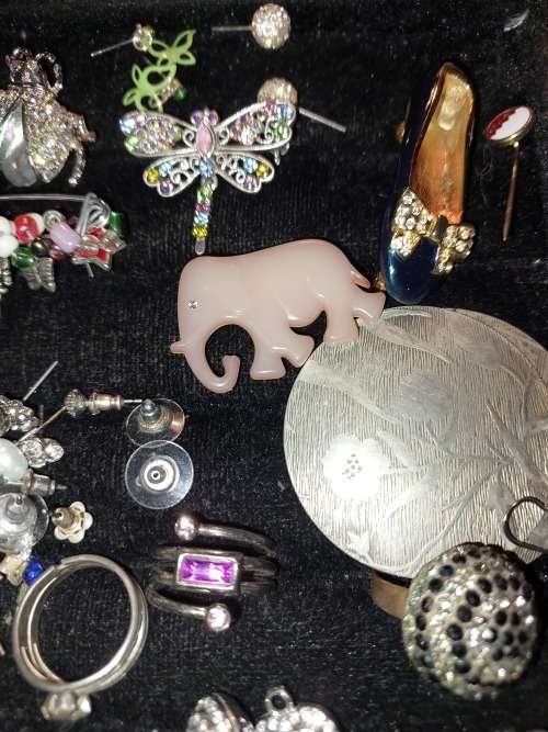 A BULK VINTAGE AND ANTIQUE JOBLT RINGS, BROOCHES , PENDANTS AND BADGES SOLD AS IS