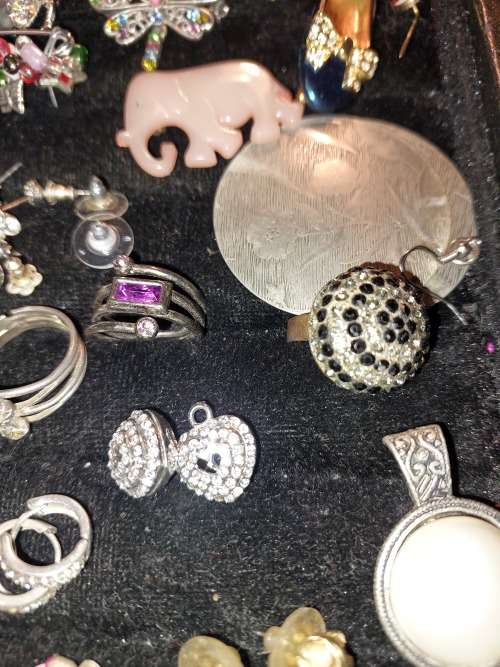 A BULK VINTAGE AND ANTIQUE JOBLT RINGS, BROOCHES , PENDANTS AND BADGES SOLD AS IS