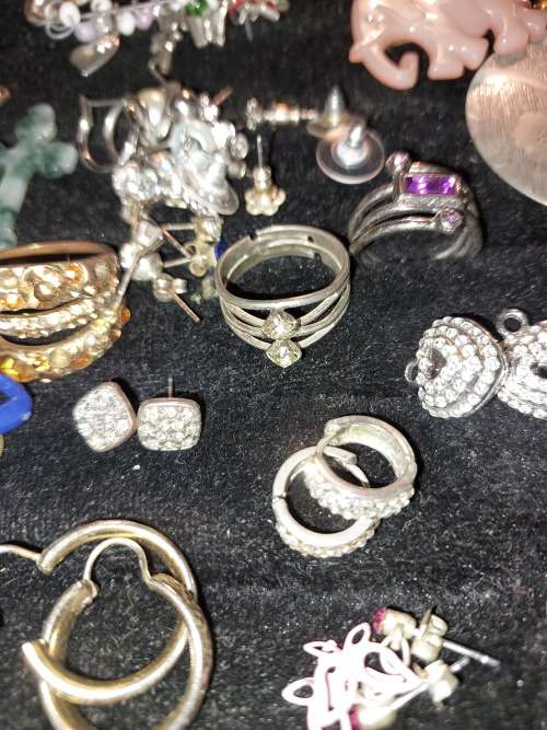A BULK VINTAGE AND ANTIQUE JOBLT RINGS, BROOCHES , PENDANTS AND BADGES SOLD AS IS