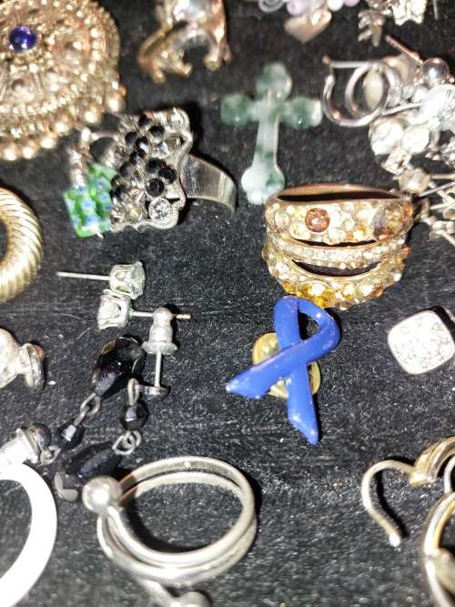 A BULK VINTAGE AND ANTIQUE JOBLT RINGS, BROOCHES , PENDANTS AND BADGES SOLD AS IS