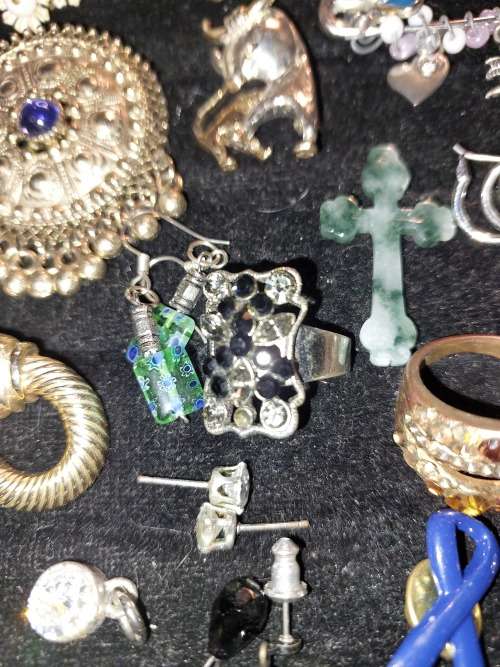 A BULK VINTAGE AND ANTIQUE JOBLT RINGS, BROOCHES , PENDANTS AND BADGES SOLD AS IS