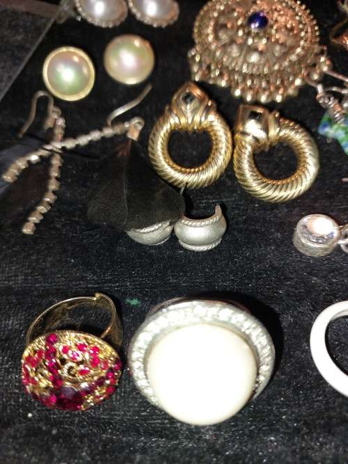 A BULK VINTAGE AND ANTIQUE JOBLT RINGS, BROOCHES , PENDANTS AND BADGES SOLD AS IS