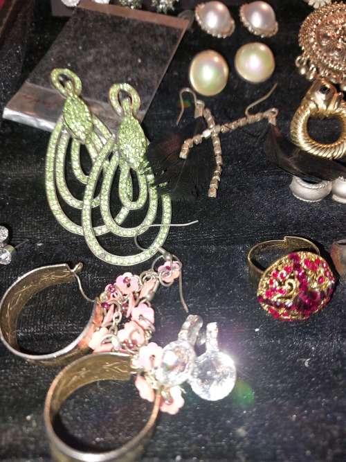 A BULK VINTAGE AND ANTIQUE JOBLT RINGS, BROOCHES , PENDANTS AND BADGES SOLD AS IS