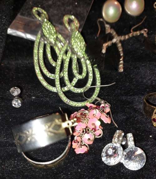 A BULK VINTAGE AND ANTIQUE JOBLT RINGS, BROOCHES , PENDANTS AND BADGES SOLD AS IS