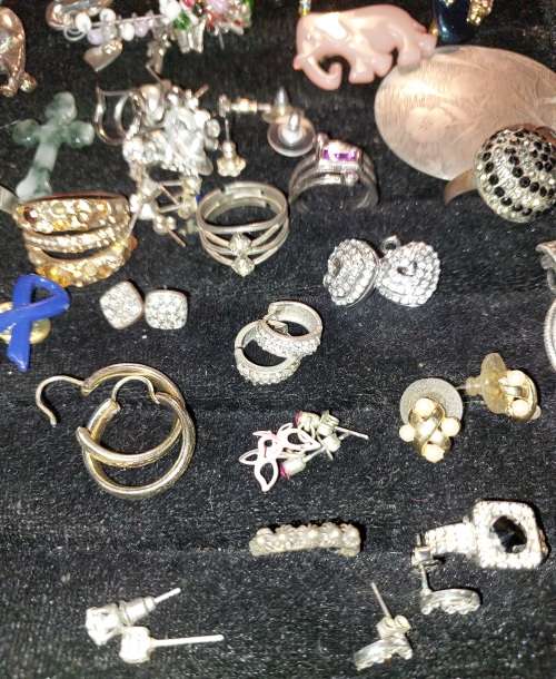 A BULK VINTAGE AND ANTIQUE JOBLT RINGS, BROOCHES , PENDANTS AND BADGES SOLD AS IS