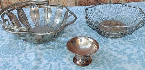 A VINTAGE JOB LOT EPNS AND STAINLESS STEEL SERVING BASKETS SOLD AS IS