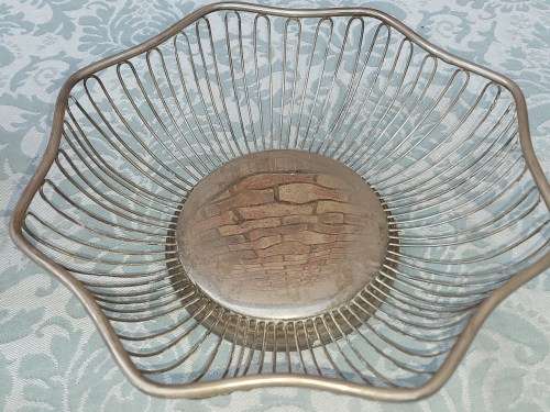 A VINTAGE JOB LOT EPNS AND STAINLESS STEEL SERVING BASKETS SOLD AS IS