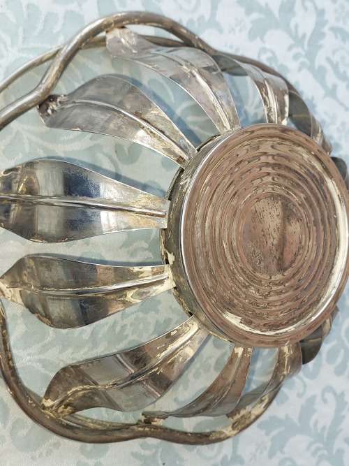 A VINTAGE JOB LOT EPNS AND STAINLESS STEEL SERVING BASKETS SOLD AS IS
