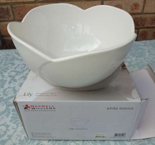 A MEXWEL & WILLIAMS WHITE BASIC LILLI MIXING BOWL SOLD AS IS