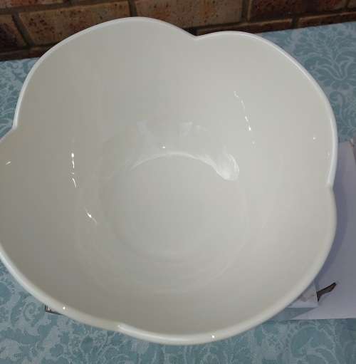 A MEXWEL & WILLIAMS WHITE BASIC LILLI MIXING BOWL SOLD AS IS