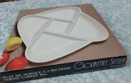 A 40 CENTEMETER GOURMET SETTER MADE OF PORCELAN SOLD AS IS
