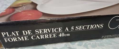 A 40 CENTEMETER GOURMET SETTER MADE OF PORCELAN SOLD AS IS