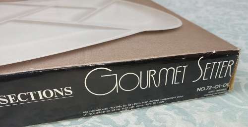A 40 CENTEMETER GOURMET SETTER MADE OF PORCELAN SOLD AS IS