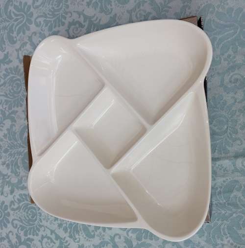 A 40 CENTEMETER GOURMET SETTER MADE OF PORCELAN SOLD AS IS
