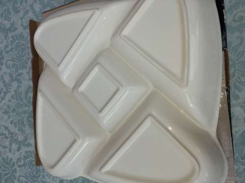 A 40 CENTEMETER GOURMET SETTER MADE OF PORCELAN SOLD AS IS