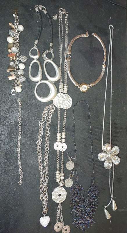 A COLLECTION OF FASHION-DESIGNED QUALITY COSTUME NECKLACES SOLD AS IS