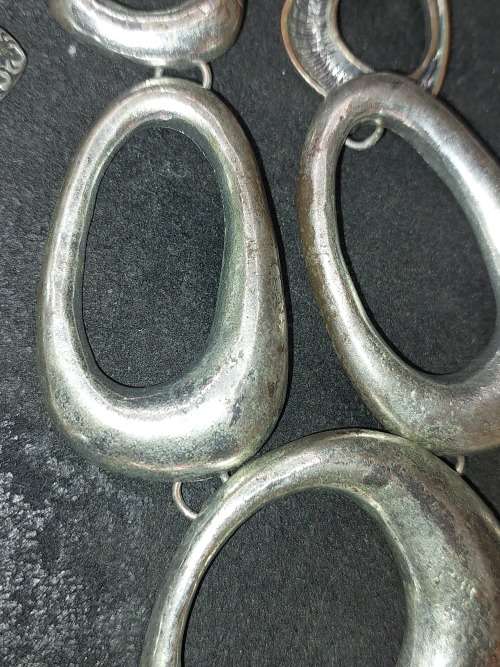 A COLLECTION OF FASHION-DESIGNED QUALITY COSTUME NECKLACES SOLD AS IS