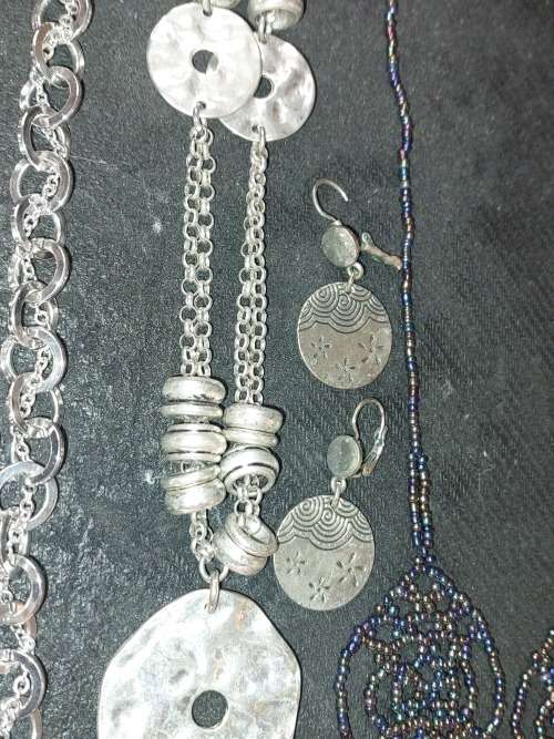 A COLLECTION OF FASHION-DESIGNED QUALITY COSTUME NECKLACES SOLD AS IS