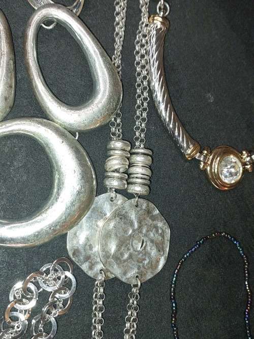 A COLLECTION OF FASHION-DESIGNED QUALITY COSTUME NECKLACES SOLD AS IS