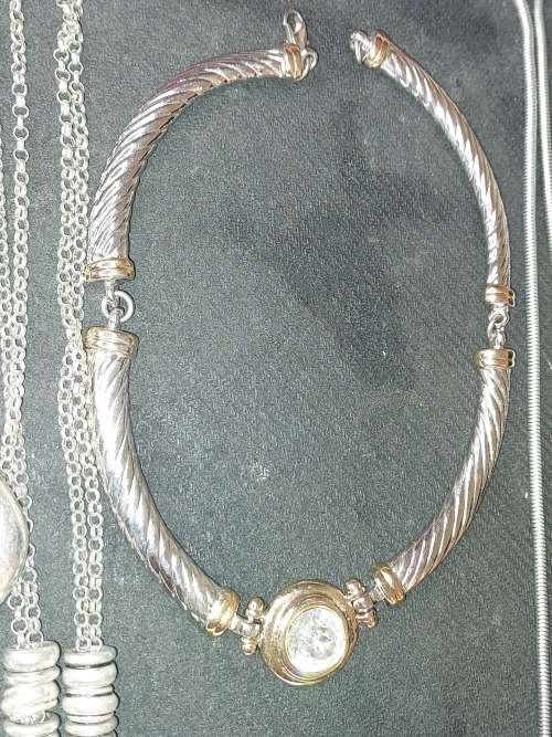 A COLLECTION OF FASHION-DESIGNED QUALITY COSTUME NECKLACES SOLD AS IS