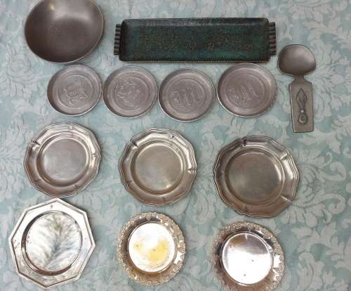 A MIXED VINTAGE JOB LOT FINGER SERVING TRAY SOLD AS IS