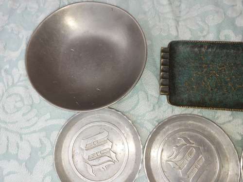 A MIXED VINTAGE JOB LOT FINGER SERVING TRAY SOLD AS IS