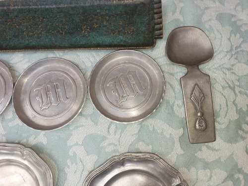 A MIXED VINTAGE JOB LOT FINGER SERVING TRAY SOLD AS IS
