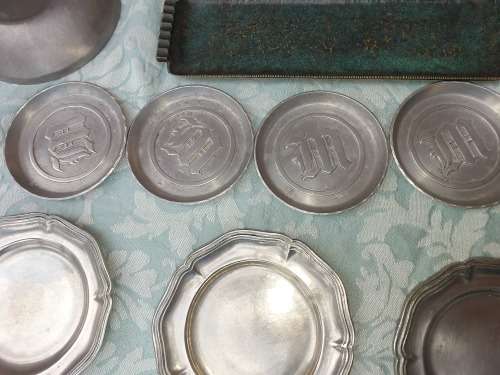 A MIXED VINTAGE JOB LOT FINGER SERVING TRAY SOLD AS IS