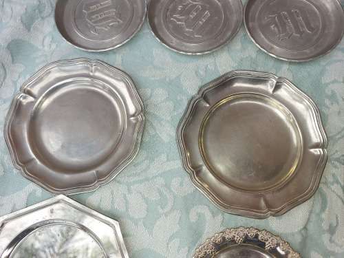 A MIXED VINTAGE JOB LOT FINGER SERVING TRAY SOLD AS IS