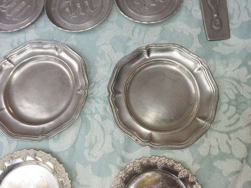 A MIXED VINTAGE JOB LOT FINGER SERVING TRAY SOLD AS IS