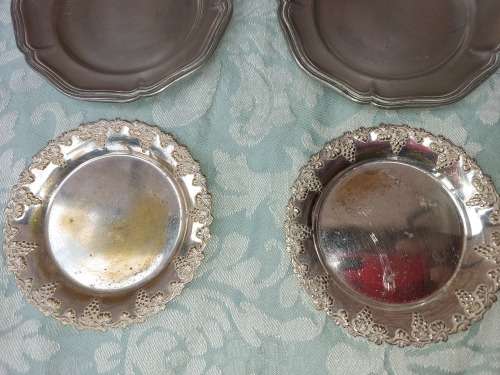 A MIXED VINTAGE JOB LOT FINGER SERVING TRAY SOLD AS IS