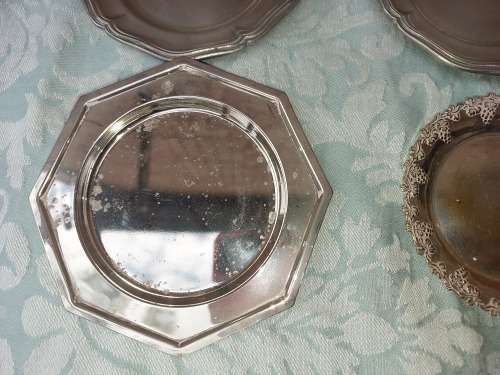 A MIXED VINTAGE JOB LOT FINGER SERVING TRAY SOLD AS IS