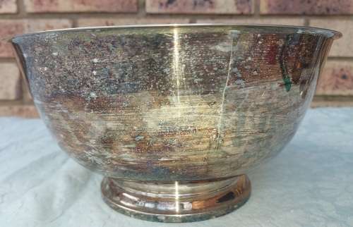 A VINTAGE PAUL REVERE REPRODUCTION ONEIDA USA SILVER PLATED SERVING BOWL SOLD AS IS
