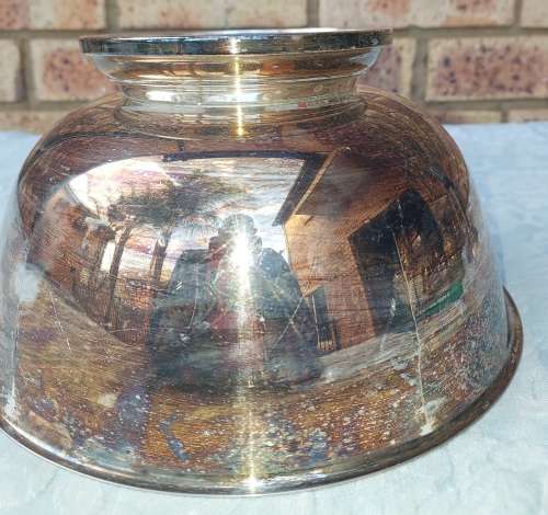 A VINTAGE PAUL REVERE REPRODUCTION ONEIDA USA SILVER PLATED SERVING BOWL SOLD AS IS