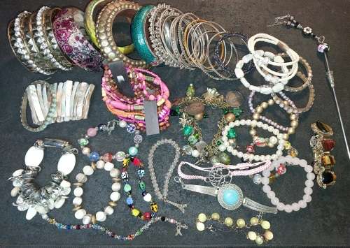 AN ANTIQUE AND VINTAGE JOB LOT BANGLES AND BRACELETS