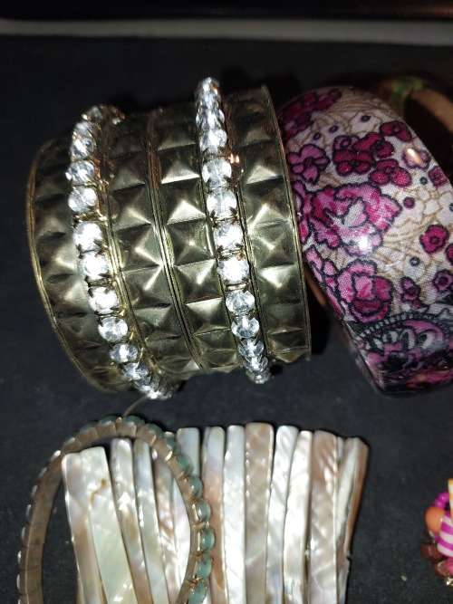 AN ANTIQUE AND VINTAGE JOB LOT BANGLES AND BRACELETS