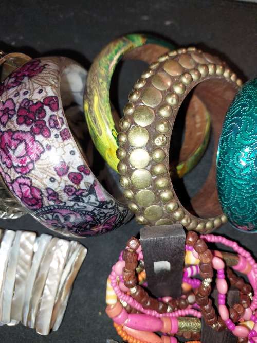 AN ANTIQUE AND VINTAGE JOB LOT BANGLES AND BRACELETS