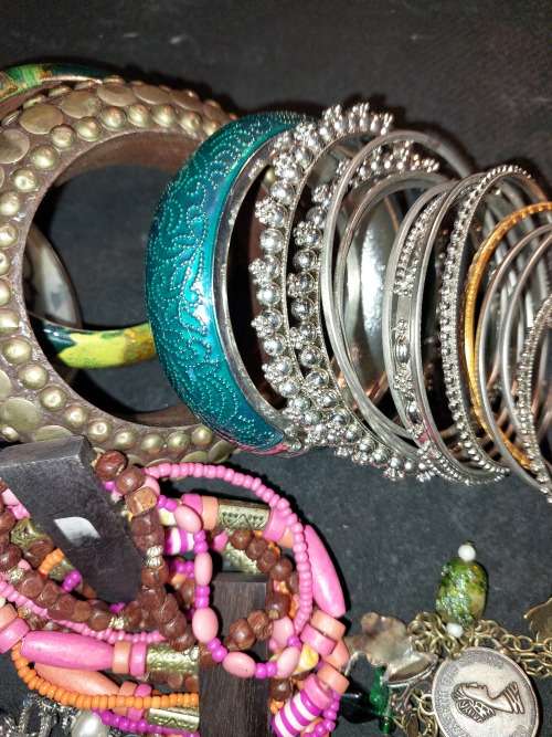 AN ANTIQUE AND VINTAGE JOB LOT BANGLES AND BRACELETS
