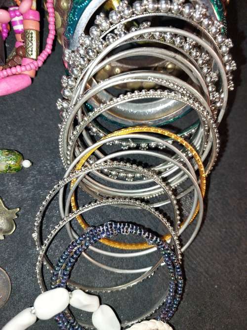 AN ANTIQUE AND VINTAGE JOB LOT BANGLES AND BRACELETS