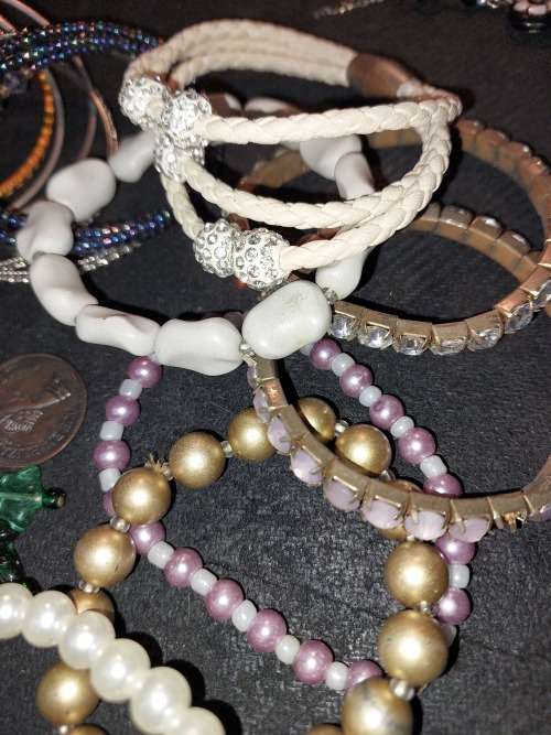 AN ANTIQUE AND VINTAGE JOB LOT BANGLES AND BRACELETS