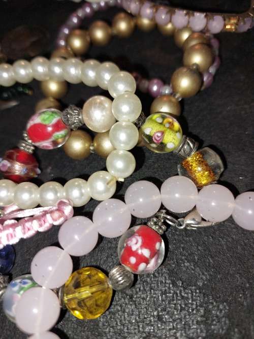 AN ANTIQUE AND VINTAGE JOB LOT BANGLES AND BRACELETS