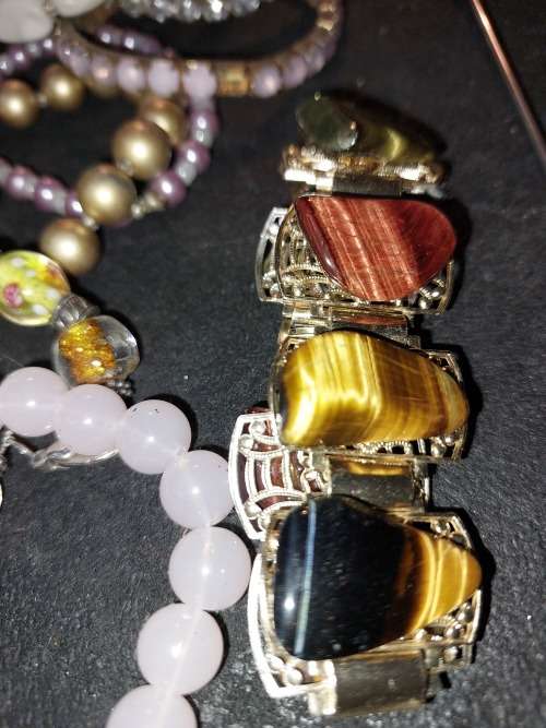AN ANTIQUE AND VINTAGE JOB LOT BANGLES AND BRACELETS