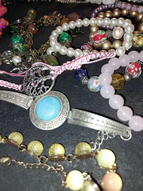 AN ANTIQUE AND VINTAGE JOB LOT BANGLES AND BRACELETS