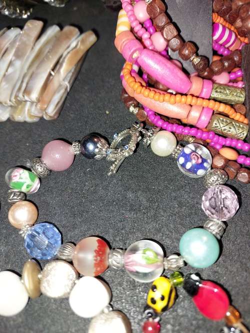 AN ANTIQUE AND VINTAGE JOB LOT BANGLES AND BRACELETS